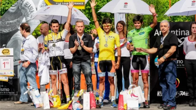  Los tres mejores de la General Masculina festejan desde lo alto del podio en el Village de La Etapa Argentina en Villa Carlos Paz.