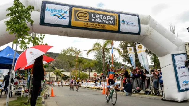 Josué Moyano cruza exultante la línea de llegada de La Etapa Argentina by Le Tour de France 2014.