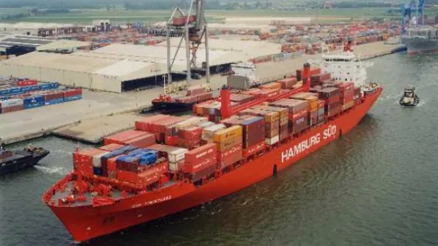 No confían y sólo reciben dólares y afuera