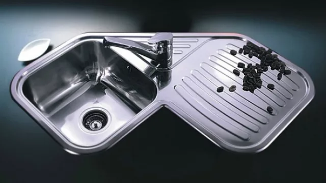 El modelo esquinero de Fedan de metal.