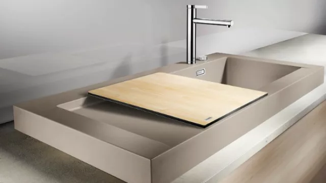 El mismo modelo de Blanco pero con una tabla de madera incluida, desmontable, claro.