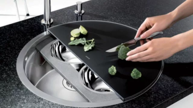 Blancoronis. Semicírculo para cortar con recipientes para captar la comida y la pileta, claro. Las dos primeras piezas totalmente desmontables.