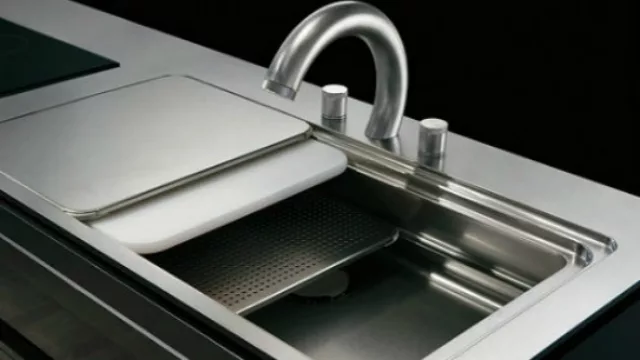 Toyo Kitchen cuenta con un fregadero con distintos tipos de tablas (los tres esenciales).