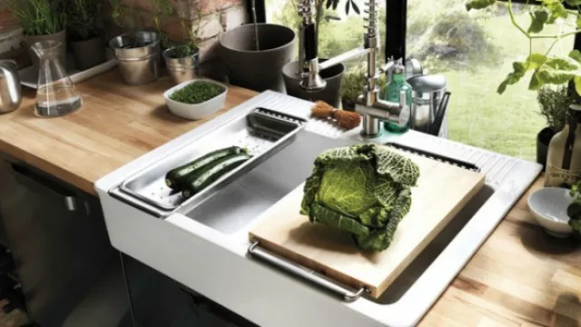 Una opción más viable es la incorporación de tablas con manijas que encastren en los extremos de la bacha para trabajar sobre ella.