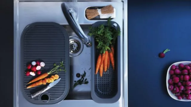 Las placas con orificios para drenar el agua son ideales para lavar los alimentos.