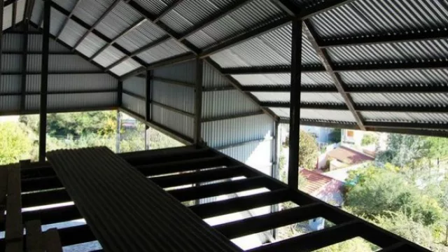 La parte superior de la estructura es metálica…