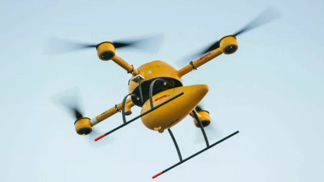 El futuro llegó: DHL envía paquetes con drones
