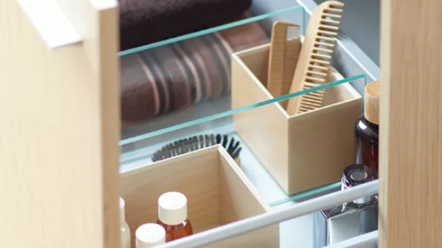 Los cajones son de madera y encajan a la perfección para acomodar los utensilios.