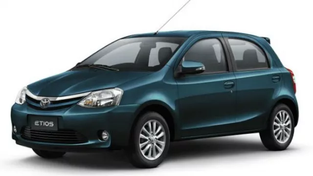 El Toyota Etios en su nuevo color azul.