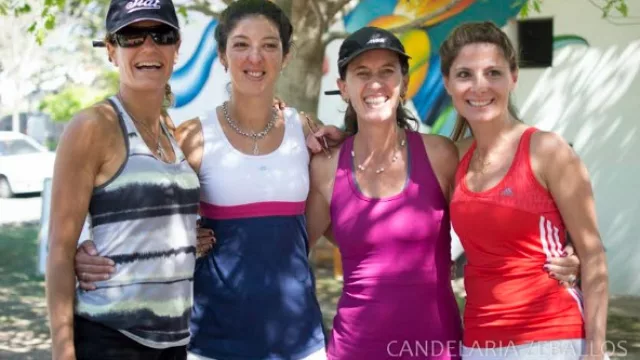 Después de pasar por el Spa están listas con sus peinados para disputar la final de la Cat. B.Soledad Flores, Paola Rodríguez, Silvina Garzón y Paola Arcurio.