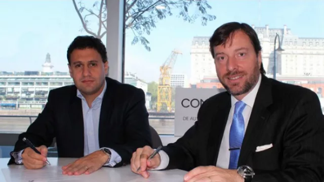 Facundo Etchebehere y Fernando Hofmann, firmando el acuerdo de sociedad.