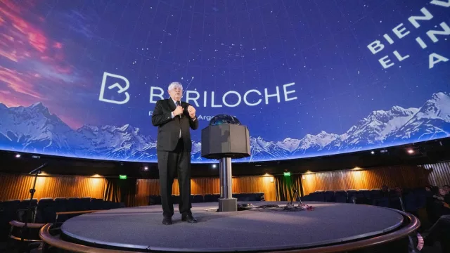 Bariloche lanzó su temporada de invierno 2026 con un mapping 360° en el Planetario Galileo Galilei (Scioli anticipó que va a ser una gran temporada)