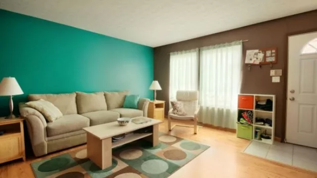 El turquesa combinado con neutros para no abusar del tono y destacarlo del resto.