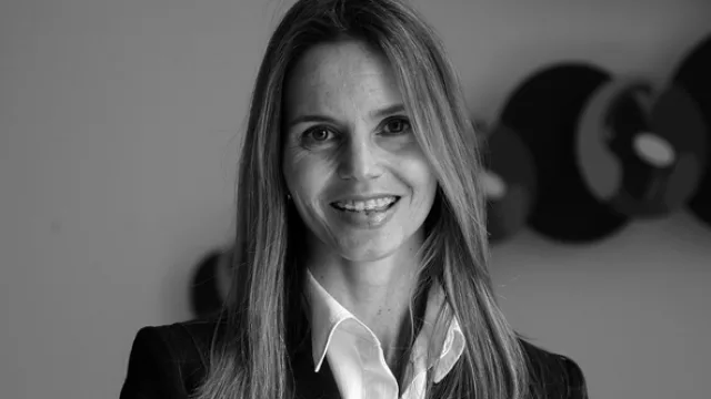 María Consuelo Vivián, asistente.