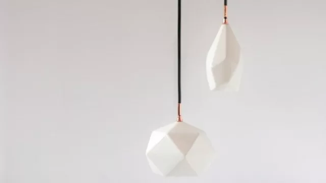 El acrílico, muestra la faceta más “pulcra” de los diamantes.