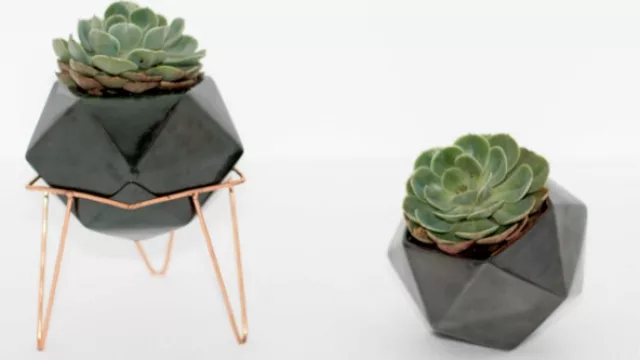 Una maceta-mortero, claro, en forma de diamante.