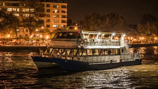 ¿Te imaginás el cierre de año de tu empresa flotando sobre el Delta? Sturla Eventos lo hace posible