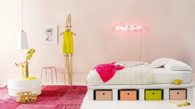 El interior vestido de neón