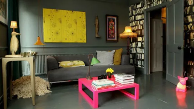 Siguiendo la regla: menos es más: combinado con tonos neutros.