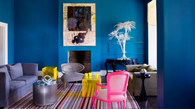 El azul oscuro juega de neutro al acompañar al neón.