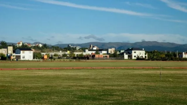 Los barrios de campo florecen entre Mendiolaza y Río Ceballos (ya hay media docena en 10 km)