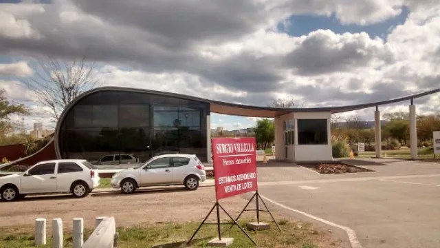 El sábado pasado los vendedores de Sergio Villella atendían las consultas de varios interesados en lotes. 