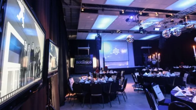 El evento se vistió de noche y... 