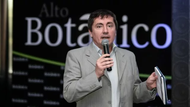 Íñigo Biain, anfitrión del evento, anunció los nuevos productos de InfoNegocios.