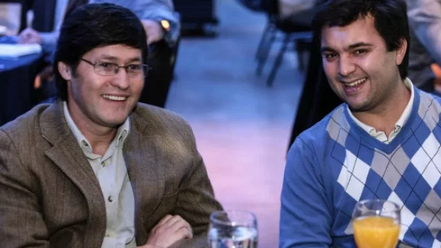 Roberto Vidal y Lucas di Luca se divierten durante el desayuno.