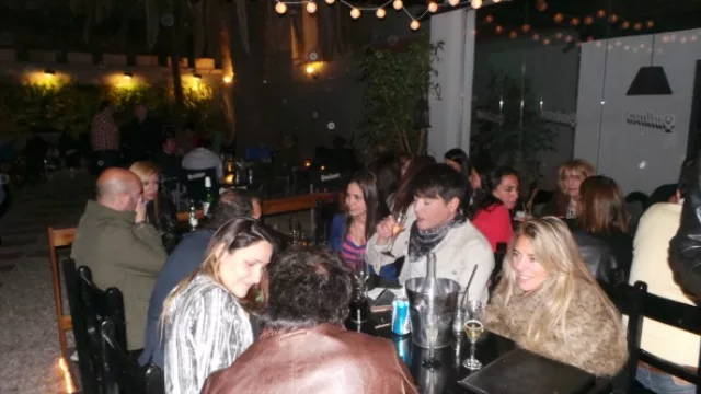 Dentro y fuera, la gente disfrutó del aniversario.