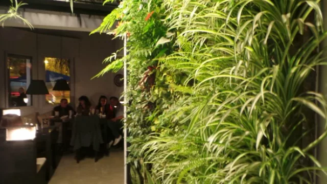 En el interior, los famosos jardines verticales...