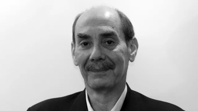 Enrique Gloza, asistente comercial.