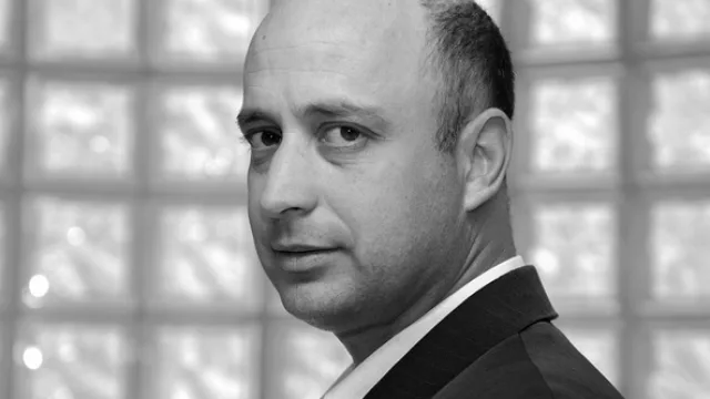 Lucas Williams, gerente.