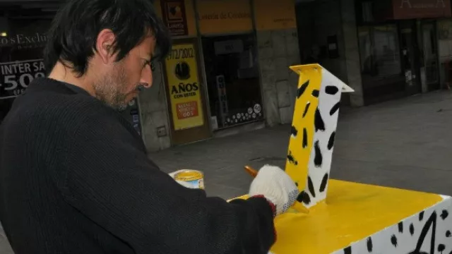 Luli Chalu, interviniendo la obra principal de Mercado de Arte Eggo.