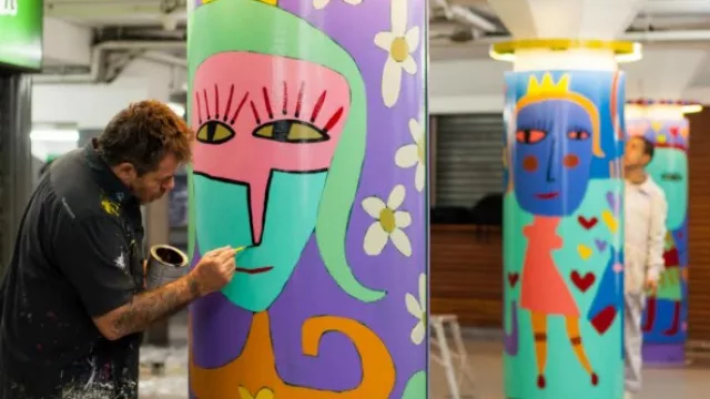 Milo Locket interviniendo la Estación Palermo de la Línea D.