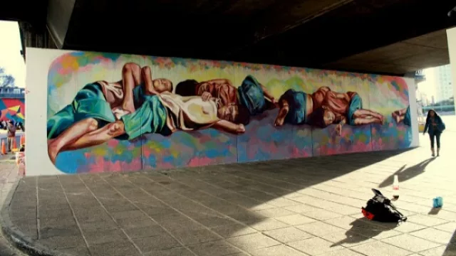 El Marian, artista a cargo de la obra en el puente de la Terminal.