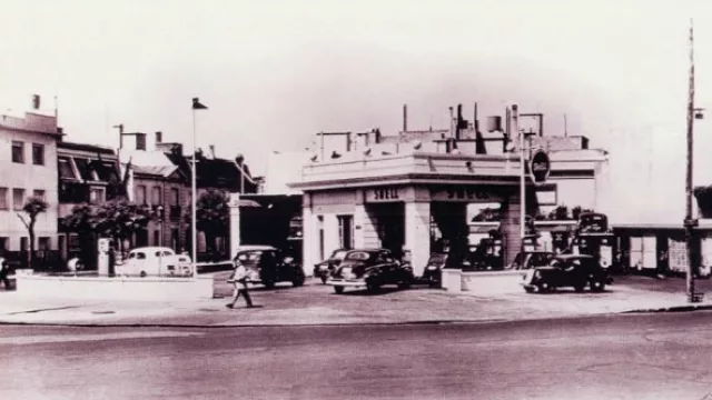 Estación de servicio sobre Figueroa Alcorta, Capital Federal, que forma parte de la red de estaciones de servicio.
