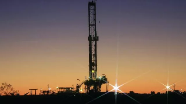 Se inició la perforación de un yacimiento no convencional en la provincia de Neuquén, lo que marcó el retorno de Shell como operador en Argentina para la búsqueda de petróleo y/o gas utilizando tecnología de avanzada. 