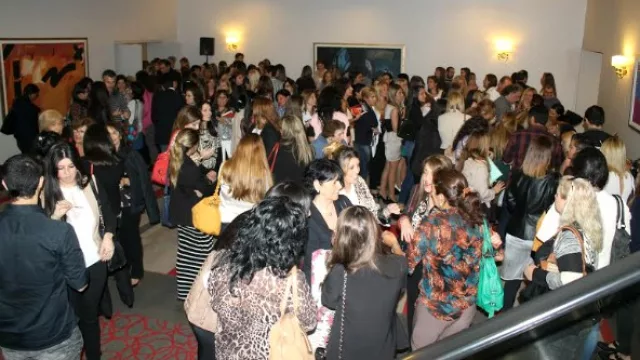 Una multitud de mujeres (y algún que otro hombre) asistió a la presentación del libro y se quedó, luego, para la firma de los ejemplares.