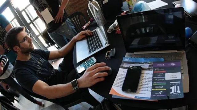 Los developers, ingenieros y demás profesionales trabajando durante la Semana TIC. 