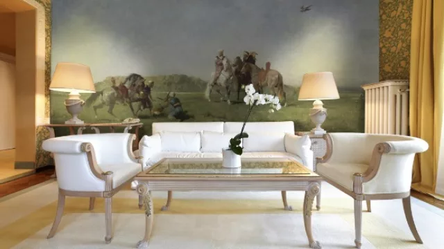 La sala de estar con un claro estilo marcado en la pared y mobiliario.