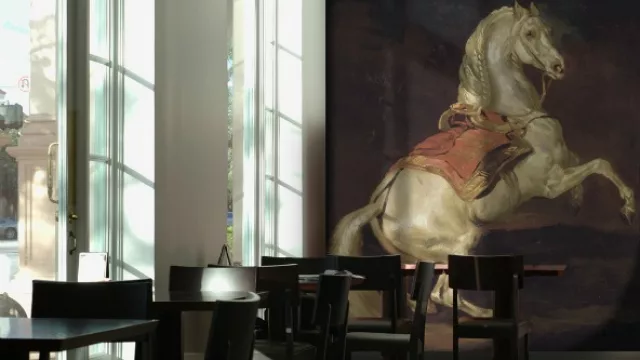 Cuando el muro es el protagonista, los muebles deben respetar la jerarquía que se está marcando.