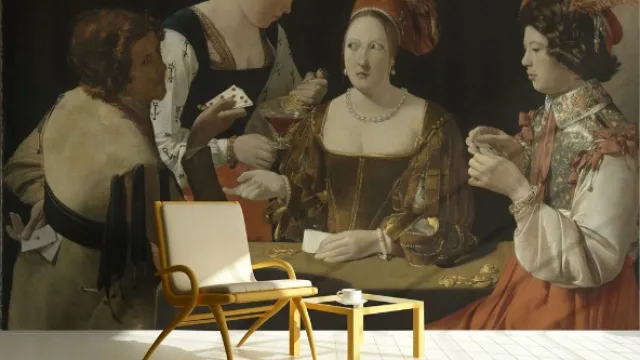 También se puede crear un contraste de estilos entre lo que se presenta en la pared y la decoración seleccionada.