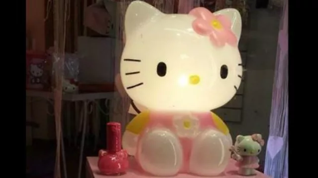  Una lámpara gigante con la forma de la gatita/niña (en Mundo Kitty Córdoba).