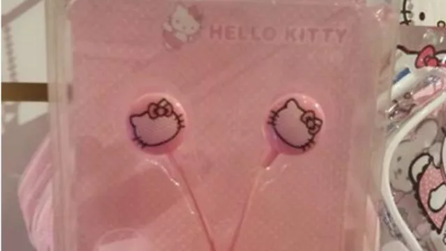 Auriculares con la imagen del felino y el color rosa inconfundible.