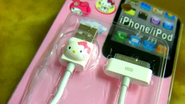 Un cargador de iPhone con Kitty no podía faltar.