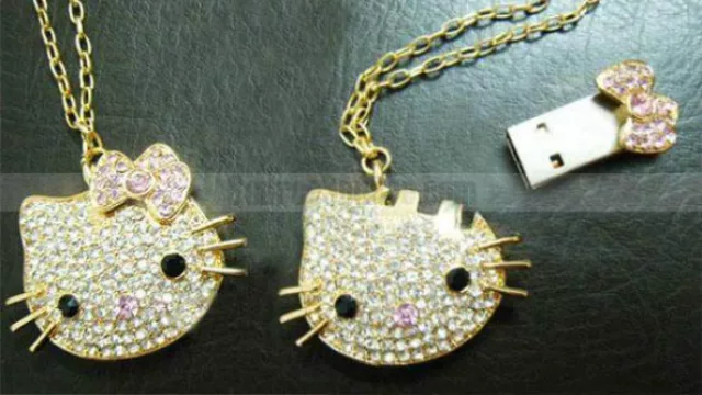 Un collar con una oreja que es pendrive.