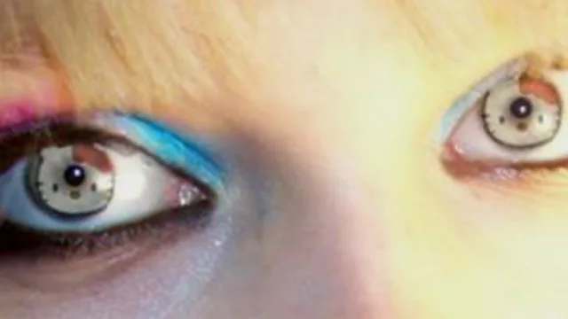 Lentes de contacto con su imagen (mirá de cerca).