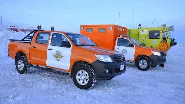 Dos camionetas Toyota Hilux llegaron a la Antártida para ser utilizadas en base Marambio.