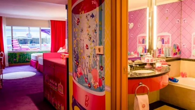 El baño, como sacado de una casa de muñecas.